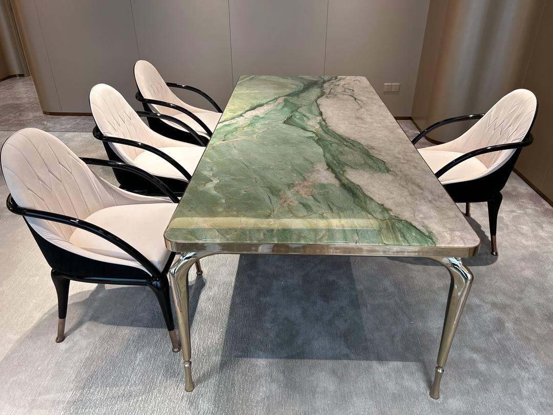 Dining table in green quartzite with black lacquer armchairs