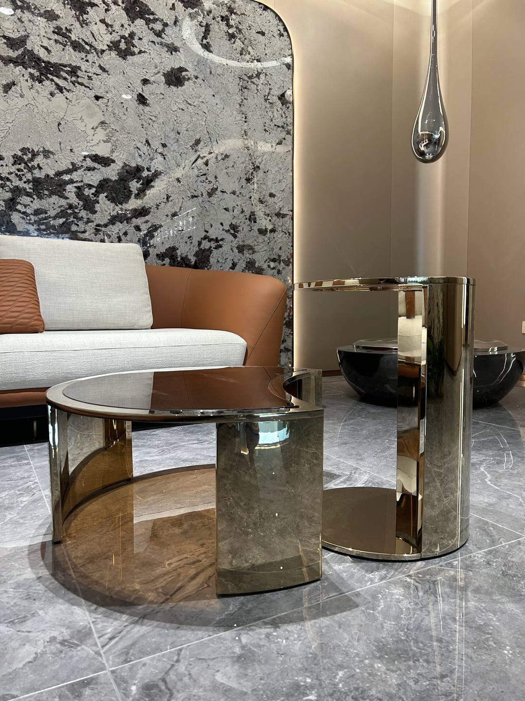 Nesting side tables in mirror-polished steel