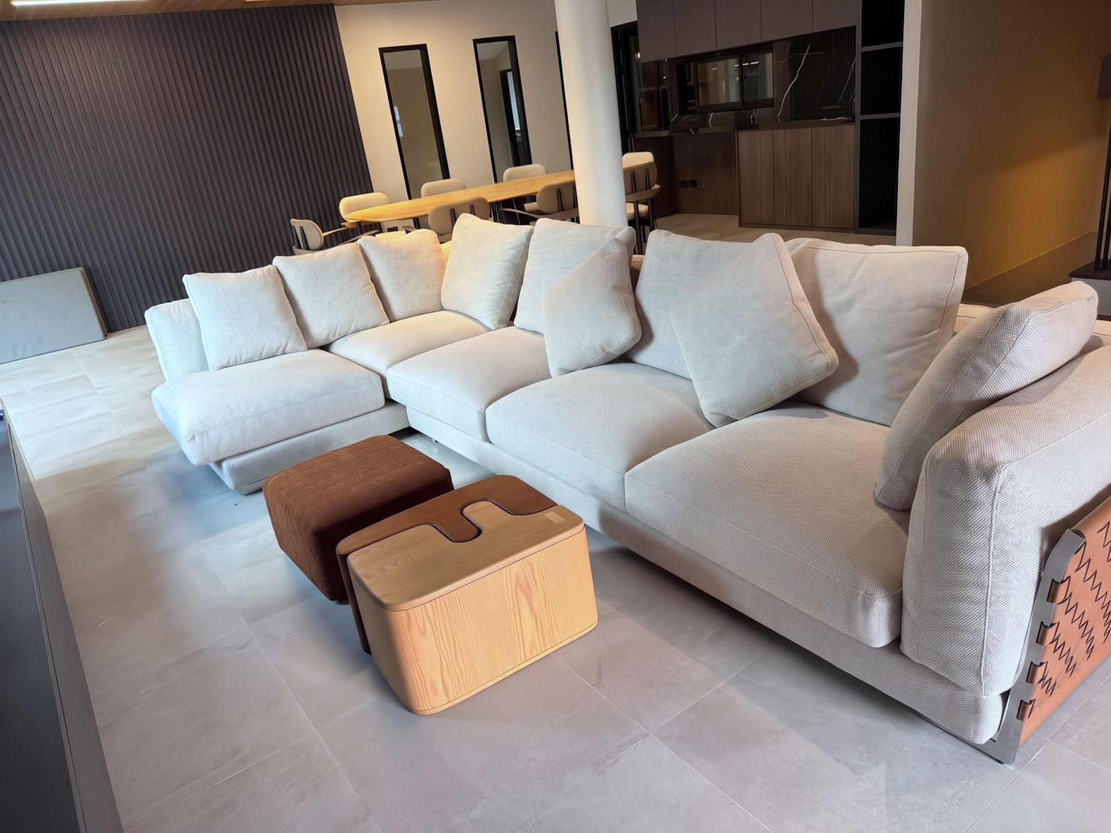 Sofa backs in hand-woven saddle leather
